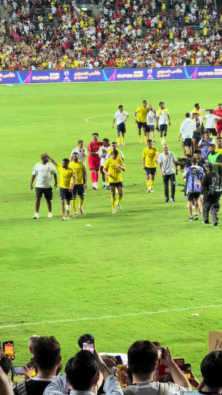 开云登录入口地址-满脸开心！C罗赛后带领全队向球迷谢场，将球衣送给看台球迷