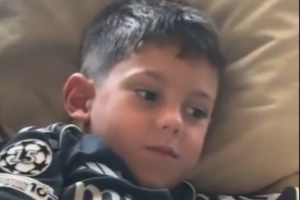 开云官方网站-踢球的大哥哥！马斯坦托诺将自己的河床球衣送给了巴尔韦德儿子