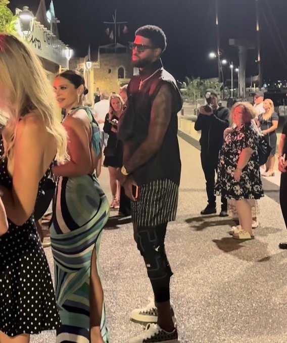 嗨呀🍷网友拍到乔治在夜店门口排队&amp;还戴着护膝 多家美媒转发