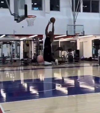 老炮这状态！保罗在老快船基地训练 自己抛球完成双手挂筐暴扣