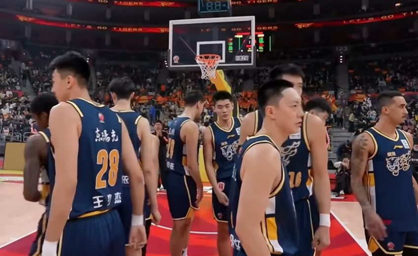 开云官方网站-胡明轩末节11分，广东4连胜登顶，北京重返前四，CBA最新排名如下