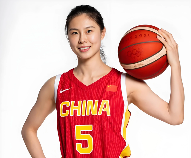 开云官方网站-王思雨替补出场，6投6中，砍下13分！中国女篮半场领先巴西13分